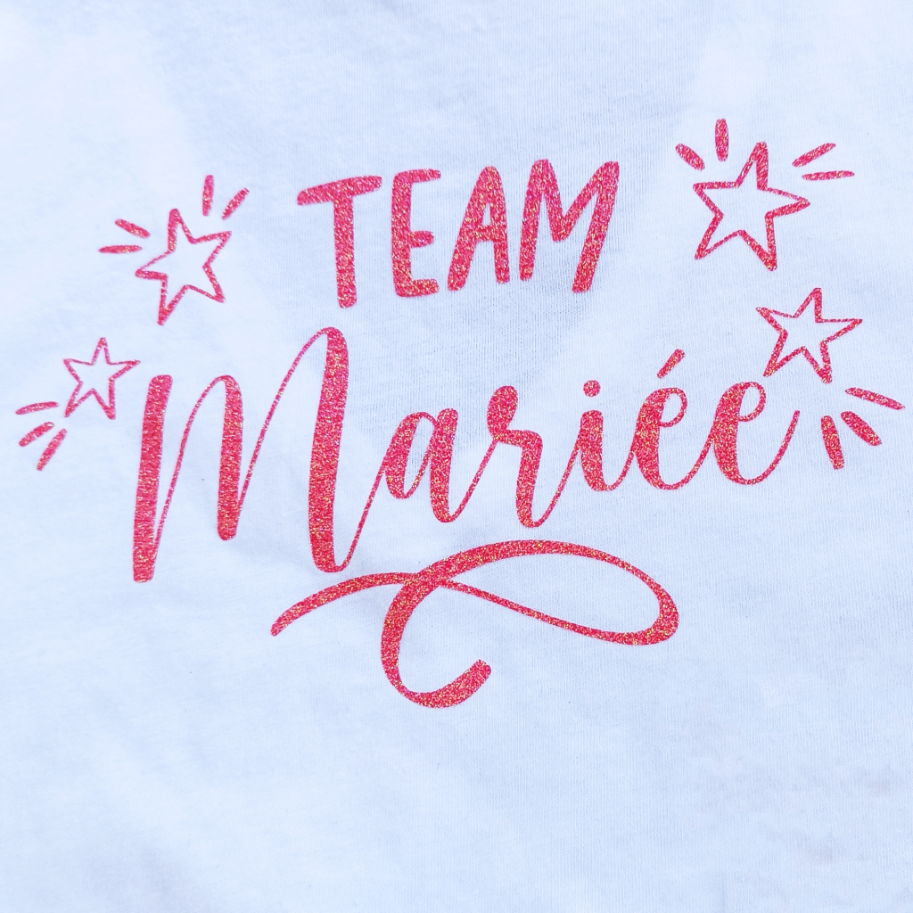 personnalisation de t-shirt pour EVJF avec flocage à paillettes