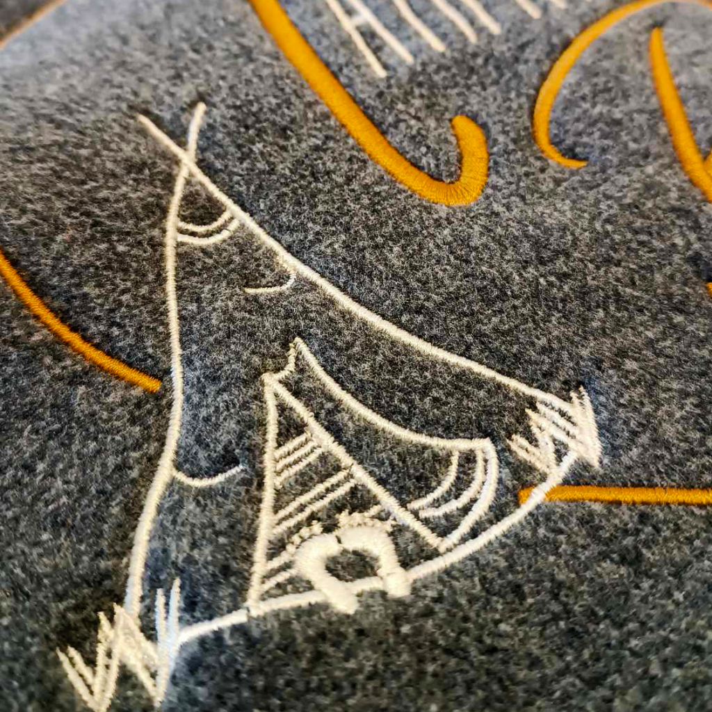 Broderie sur vestes polaire pour un camping dans le Gard