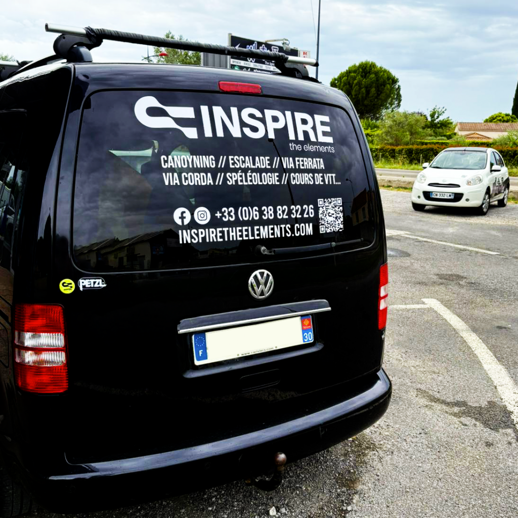 Lettrage adhésif sur vitre arrière pour professionnel sur Nîmes