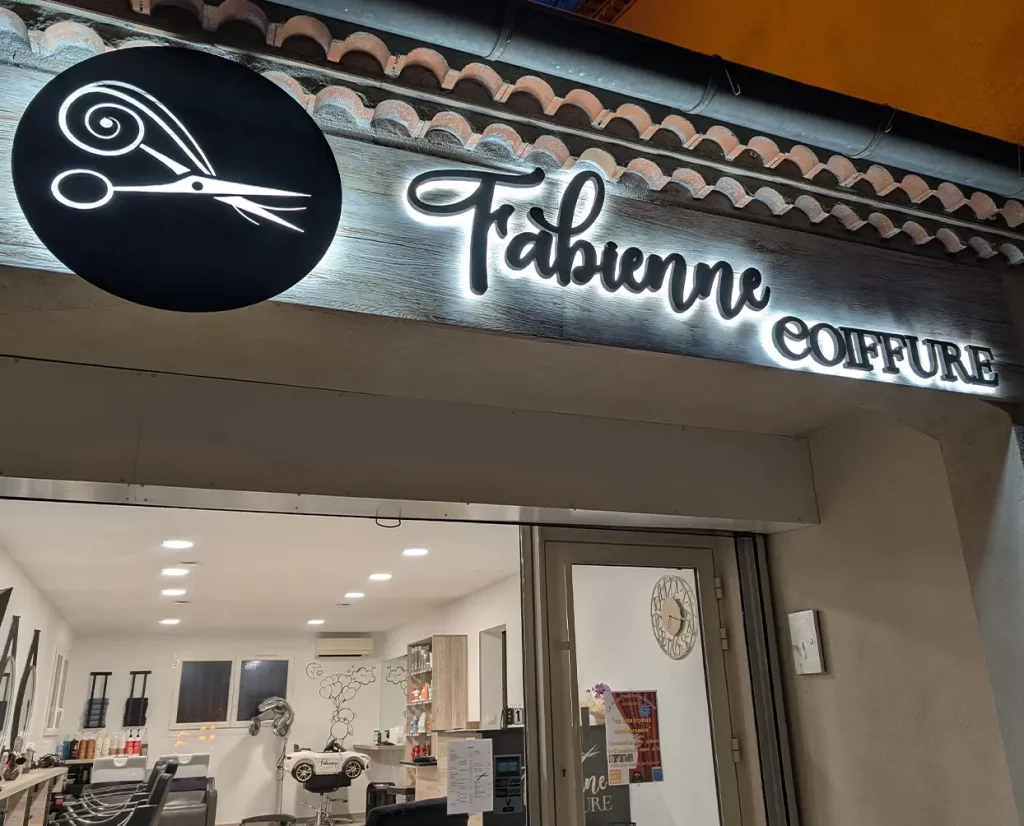 enseigne lumineuse pour un salon de coiffure proche de Nîles dans le gard