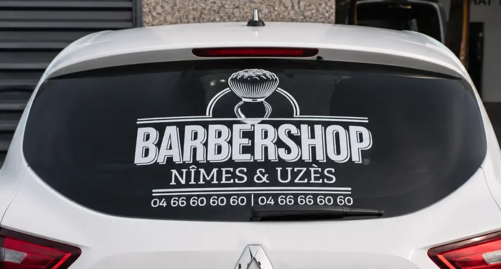 flocage véhicule vitre arrière pas cher lettrage blanc popur un barber situé à Nimes et Uzes